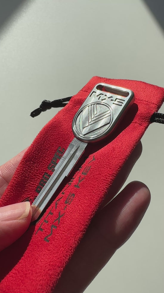 Load and play video in Gallery viewer, Titanium Key Blank For Mazda MX5 / Miata / Eunos NA6, NA8, NB (Without chip)
